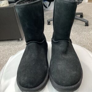 KOOLABURRA By UGG black boots size 7.  Pre-Owned Excellent Condition!